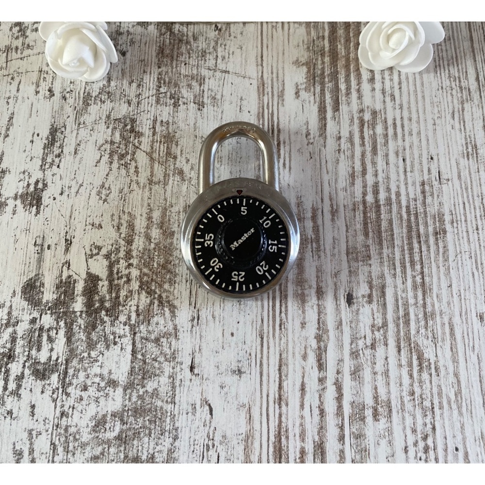 ✨ 5/$10 ✨ Master Lock dial 3-digit combination padlock
